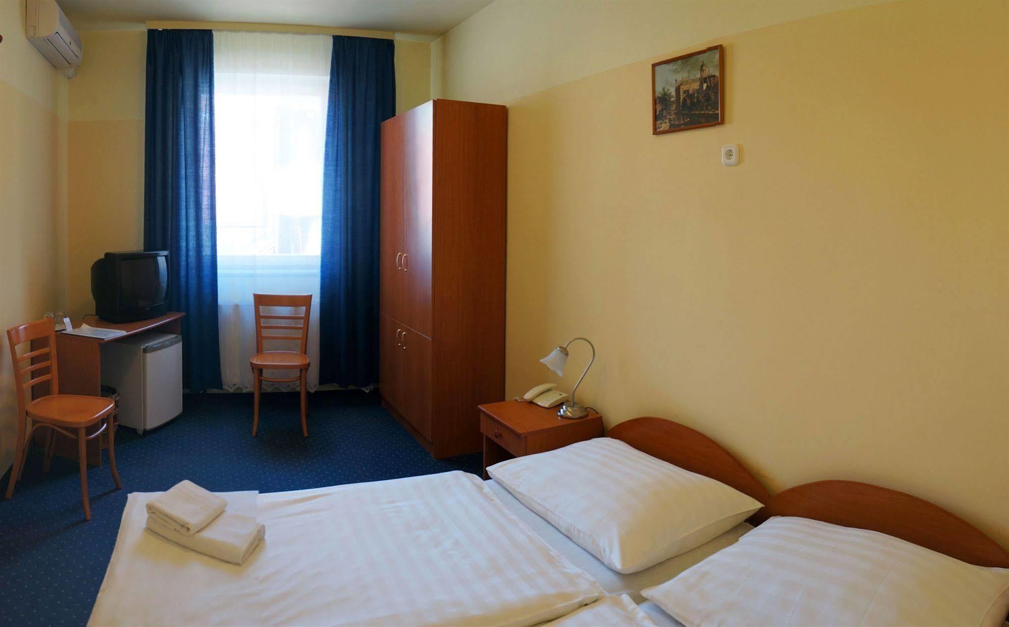 Corvin Hotel Győr Extérieur photo